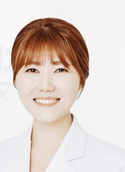 흰 가운을 입은 대표원장이 정면을 보고 있는 사진