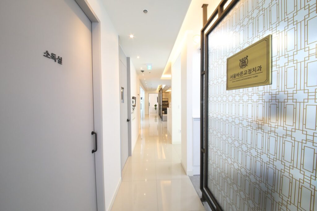 부산 설측교정 원리 — 치아 안쪽 장치 구조와 적응 기간 총정리 관련 병원 실내 사진